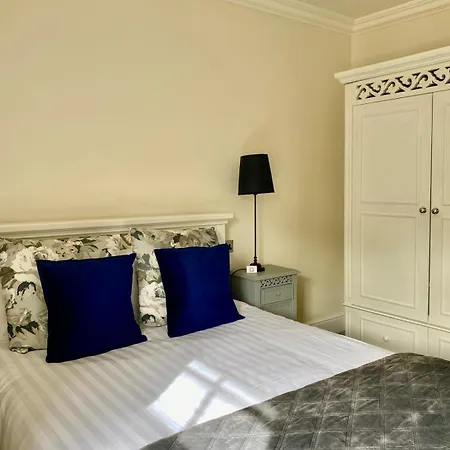 The Retreat New Forest, Hinton Christchurch  Room photo